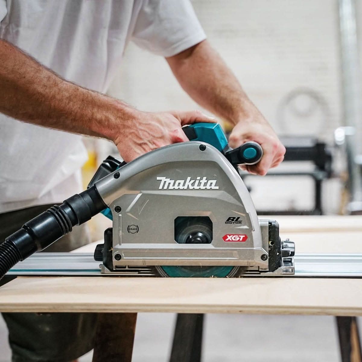 Makita 40V max XGT Brushless 6-1/2" AWS Plunge Track Saw + Bluetooth Radio 4.0Ah Kit