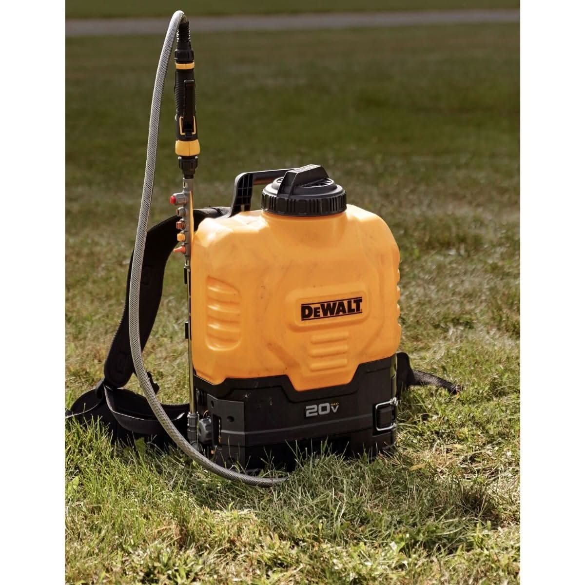 DeWalt DXSP190681B 20V MAX 4-Gallon Backpack Sprayer with 5.0Ah Battery