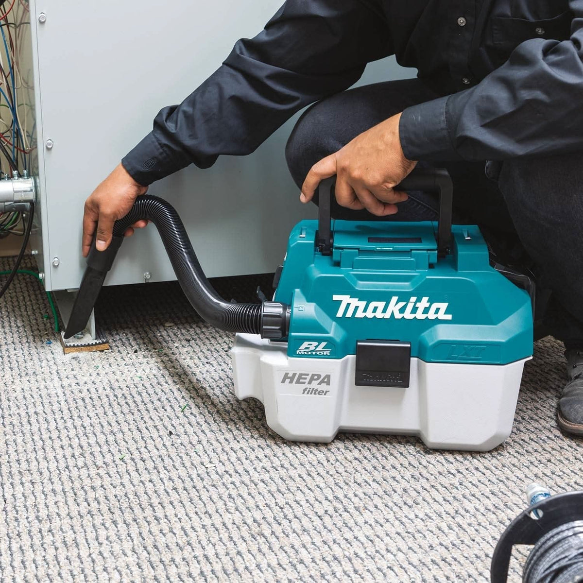 Makita XCV11Z 18V LXT Brushless 2-Gallon HEPA Wet / Dry Dust Extractor Vacuum 4.0Ah Kit