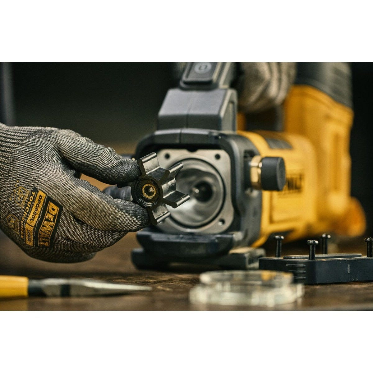 DeWALT DCE050B 20V MAX Cordless Transfer Pump + 5.0Ah Battery