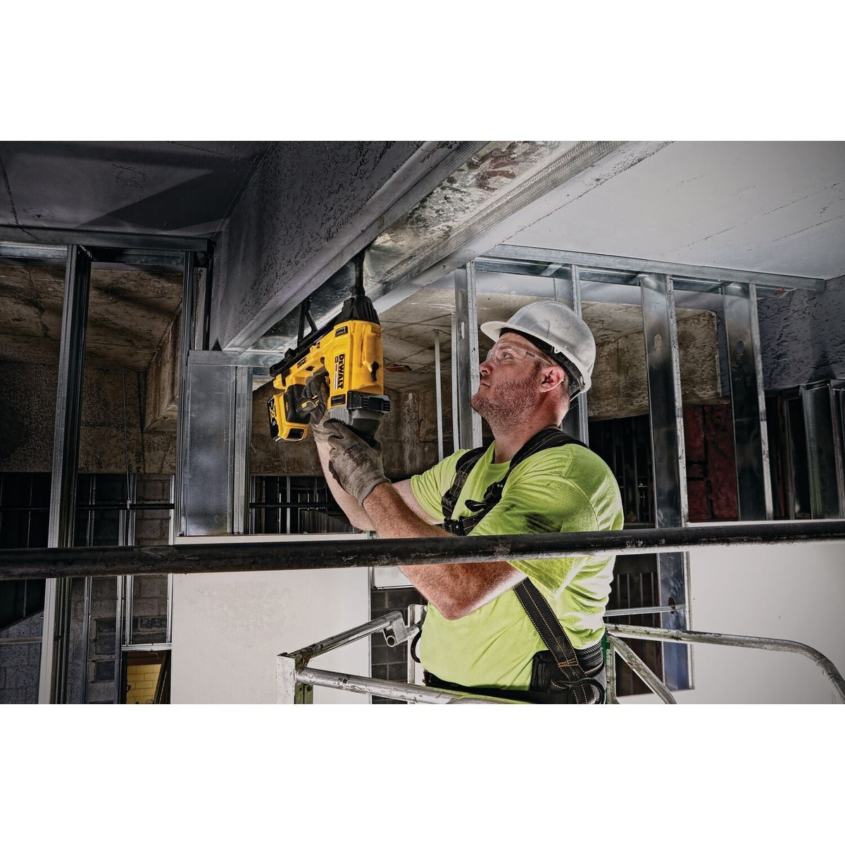 DeWALT 1-In. Magazine Cordless Concrete Nailer 5.0Ah Kit (DCN891P2)
