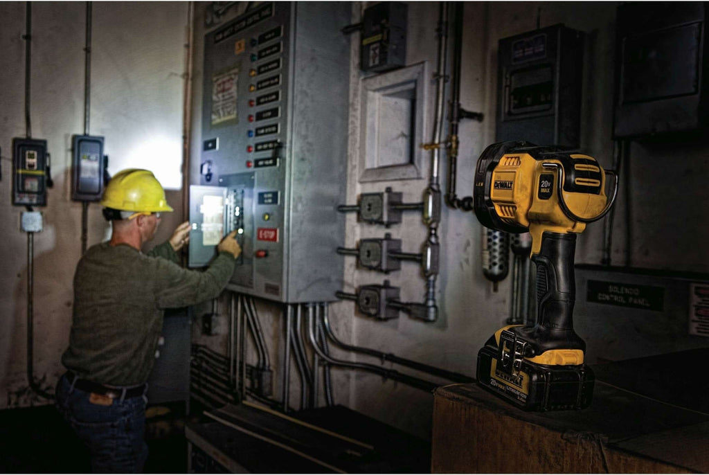 DeWalt DCL043 20V MAX 1500-Lumen LED Spotlight with POWERSTACK 3.5Ah Battery & Charger Starter Kit