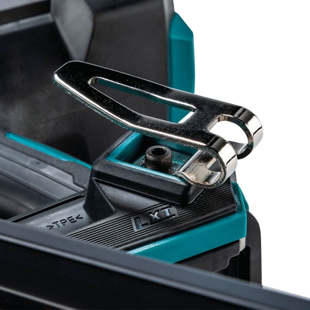 Makita XNB07Z 18V LXT Cordless 30-Degree Clipped Head 3-1/2-in. Framing Nailer w/ (2) 4.0Ah Battery and Charger