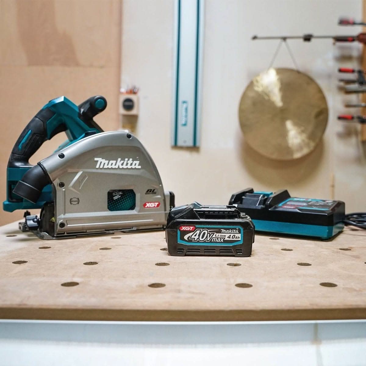 Makita 40V max XGT Brushless 6-1/2" AWS Plunge Track Saw + Bluetooth Radio 4.0Ah Kit