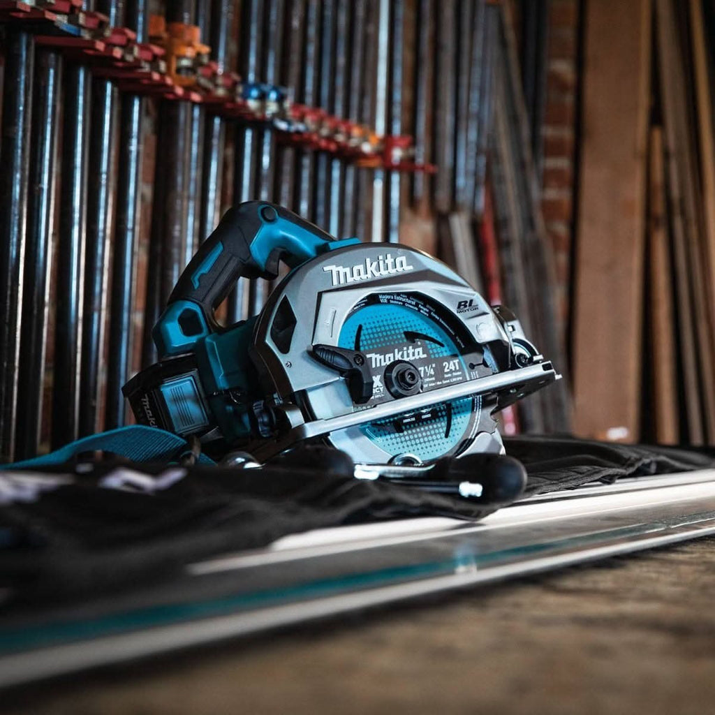 Makita GSH02M1 40V max XGT Brushless Cordless 7-1/4" Circular Saw Kit with Guide Rail Compatible Base, AWS Capable, 4.0Ah