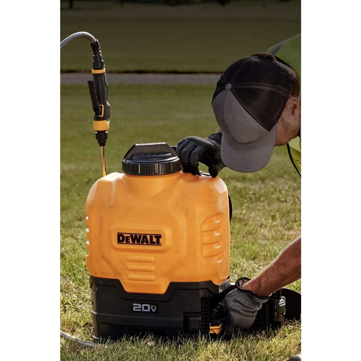 DeWalt DXSP190681B 20V MAX 4-Gallon Backpack Sprayer with 5.0Ah Battery