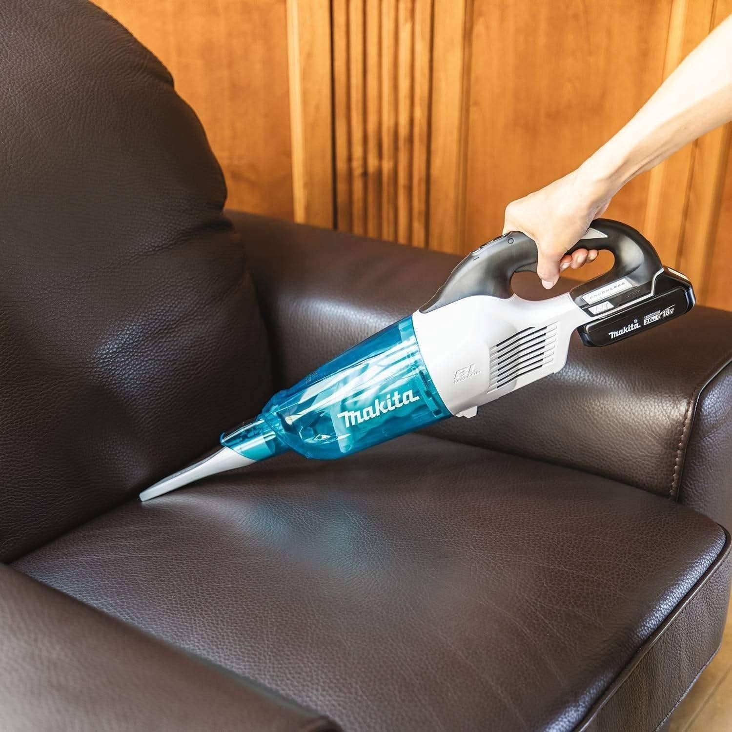 Makita XLC03R1WX4 18V LXT Lithium-ion Brushless Cordless Compact Stick Vacuum Kit, Trigger w/ Lock (2.0Ah)