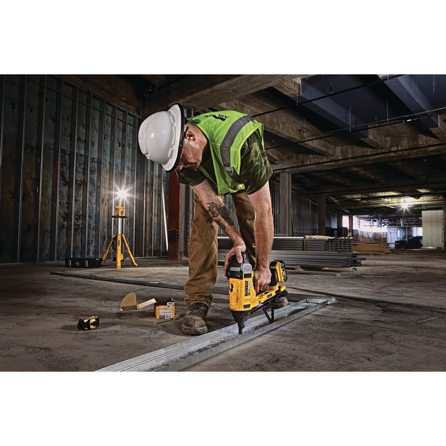 DeWALT 1-In. Magazine Cordless Concrete Nailer 5.0Ah Kit (DCN891P2)