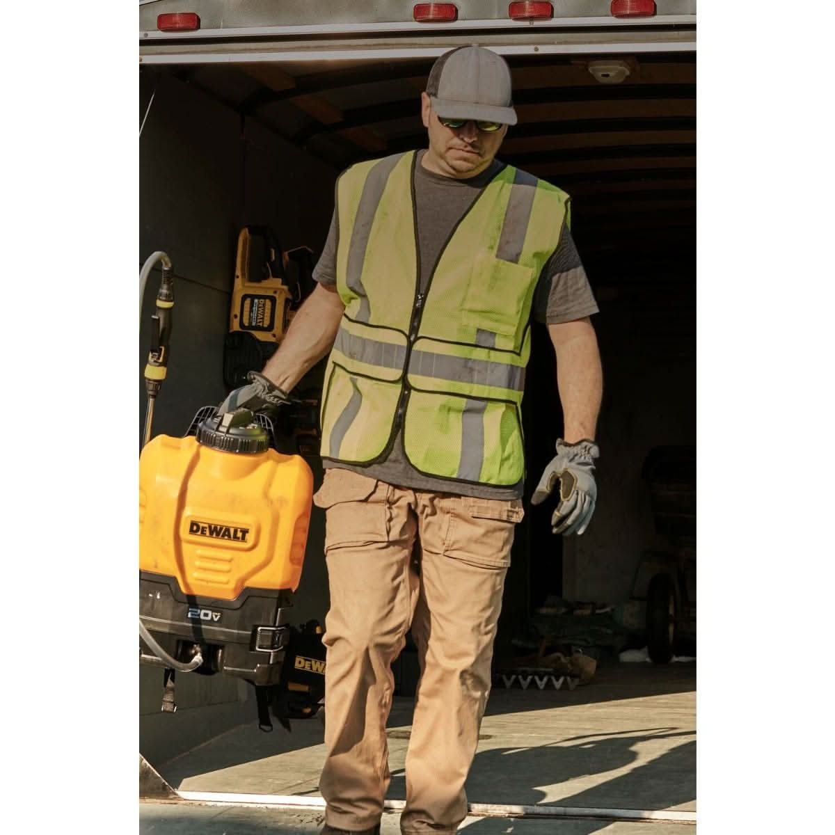 DeWalt DXSP190681B 20V MAX 4-Gallon Backpack Sprayer with 5.0Ah Battery