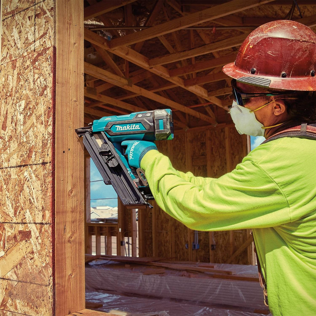 Makita XNB07M1 18V LXT Brushless 30-Degree Clipped Head 3-1/2-in. Framing Nailer 4.0Ah Kit