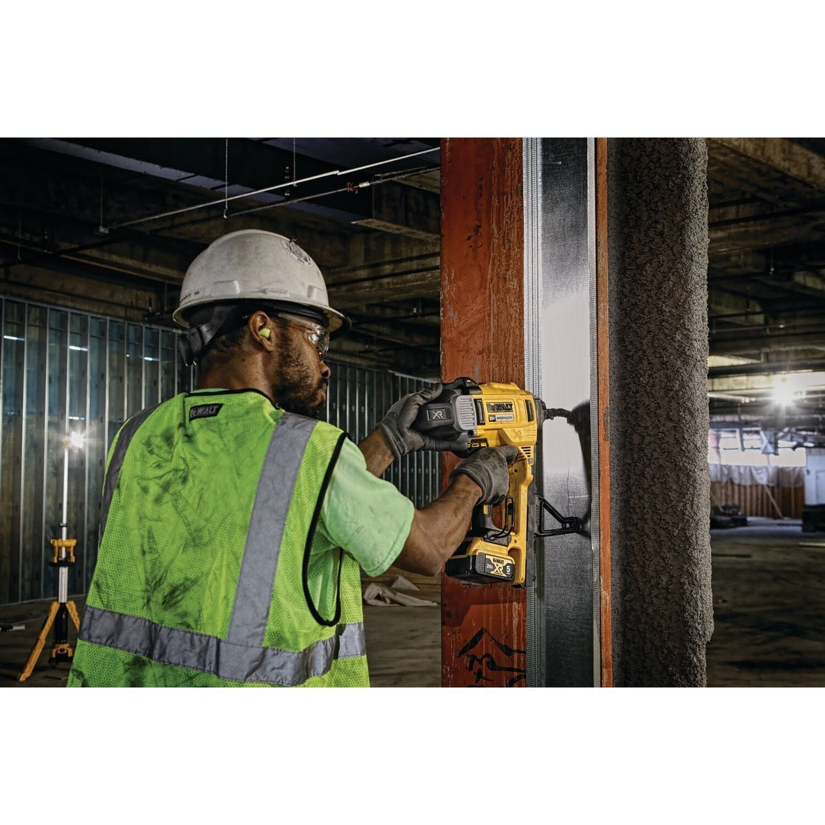DeWALT 1-In. Magazine Cordless Concrete Nailer 5.0Ah Kit (DCN891P2)