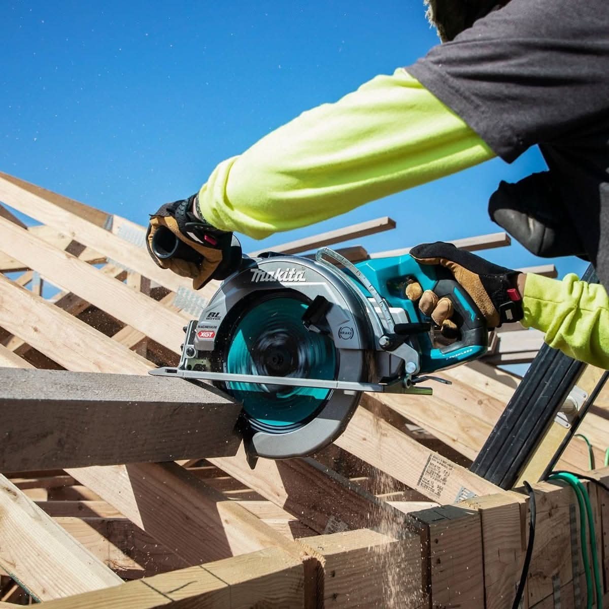 Makita 40V max XGT Brushless Rear Handle 10-1/4" AWS Circular Saw 4.0Ah Kit w/ 2-Batteries