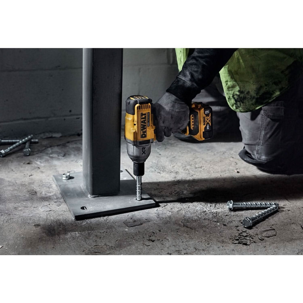 DeWalt DCF900P1 20V MAX XR 1/2" High Torque Impact Wrench with Hog Ring Anvil & Oil-Resistant 5.0Ah Batteries Kit