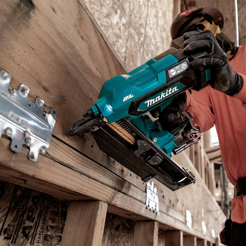 Makita XNB03M1 18V LXT Brushless 21-Degree Full Round Head 3-1/2-in. Framing Nailer 4.0Ah Kit