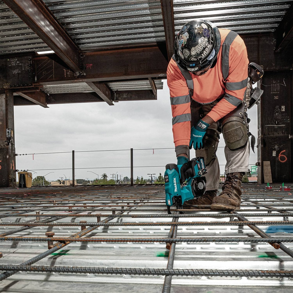Makita GRT01D 40V max XGT Brushless 16-Gauge Rebar Tying Tool 2.5Ah MAKTRAK Starter Kit