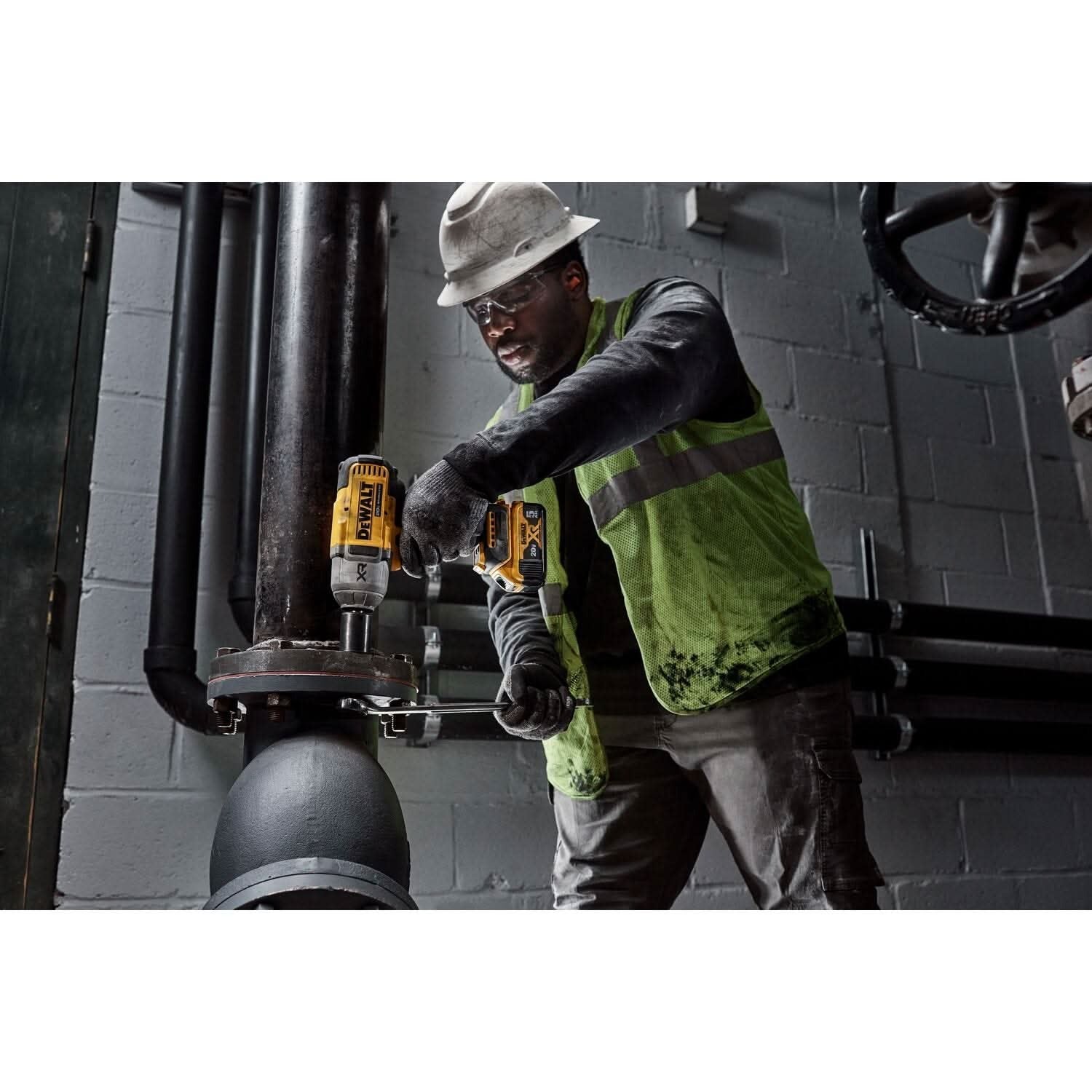 DeWalt DCF900P1 20V MAX XR 1/2" High Torque Impact Wrench with Hog Ring Anvil & Oil-Resistant 5.0Ah Batteries Kit