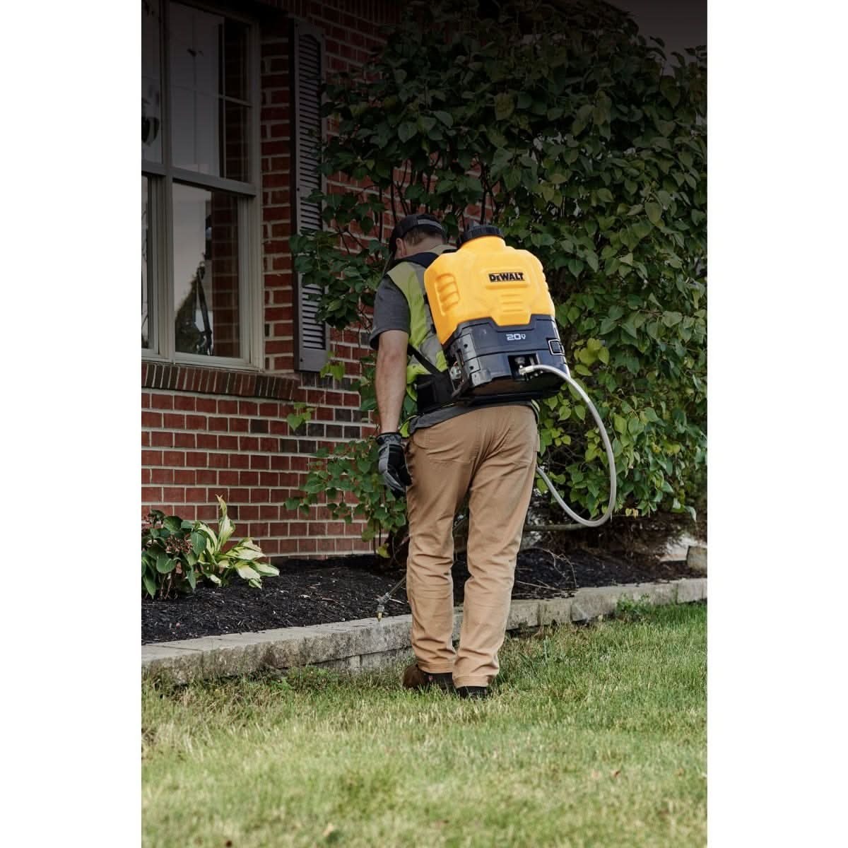 DeWalt DXSP190681B 20V MAX 4-Gallon Backpack Sprayer with 5.0Ah Battery