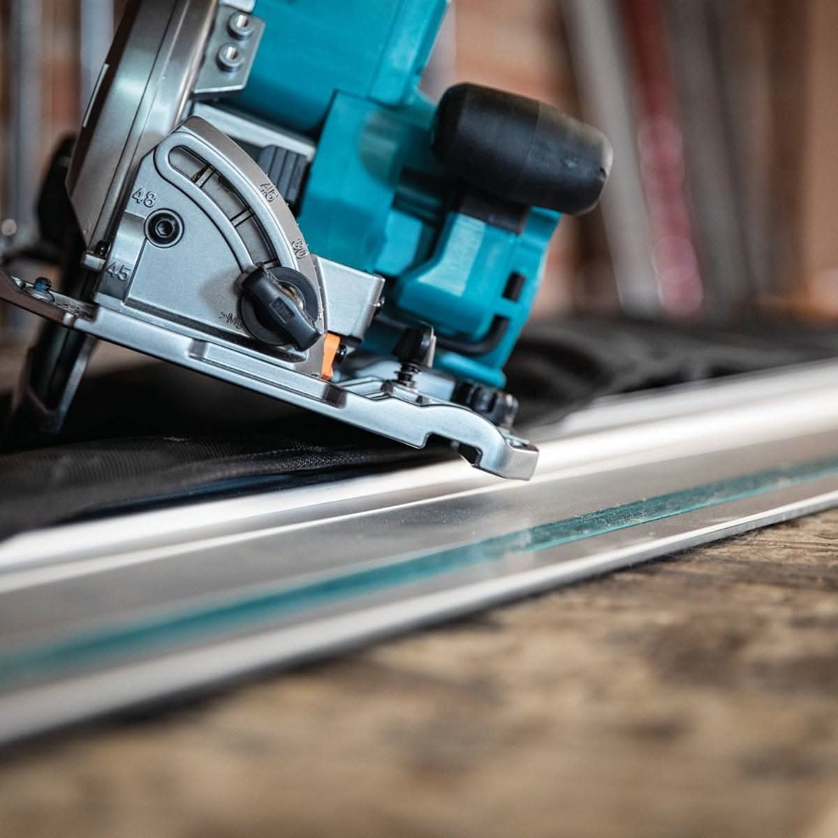 Makita GSH02M1 40V max XGT Brushless Cordless 7-1/4" Circular Saw Kit with Guide Rail Compatible Base, AWS Capable, 4.0Ah