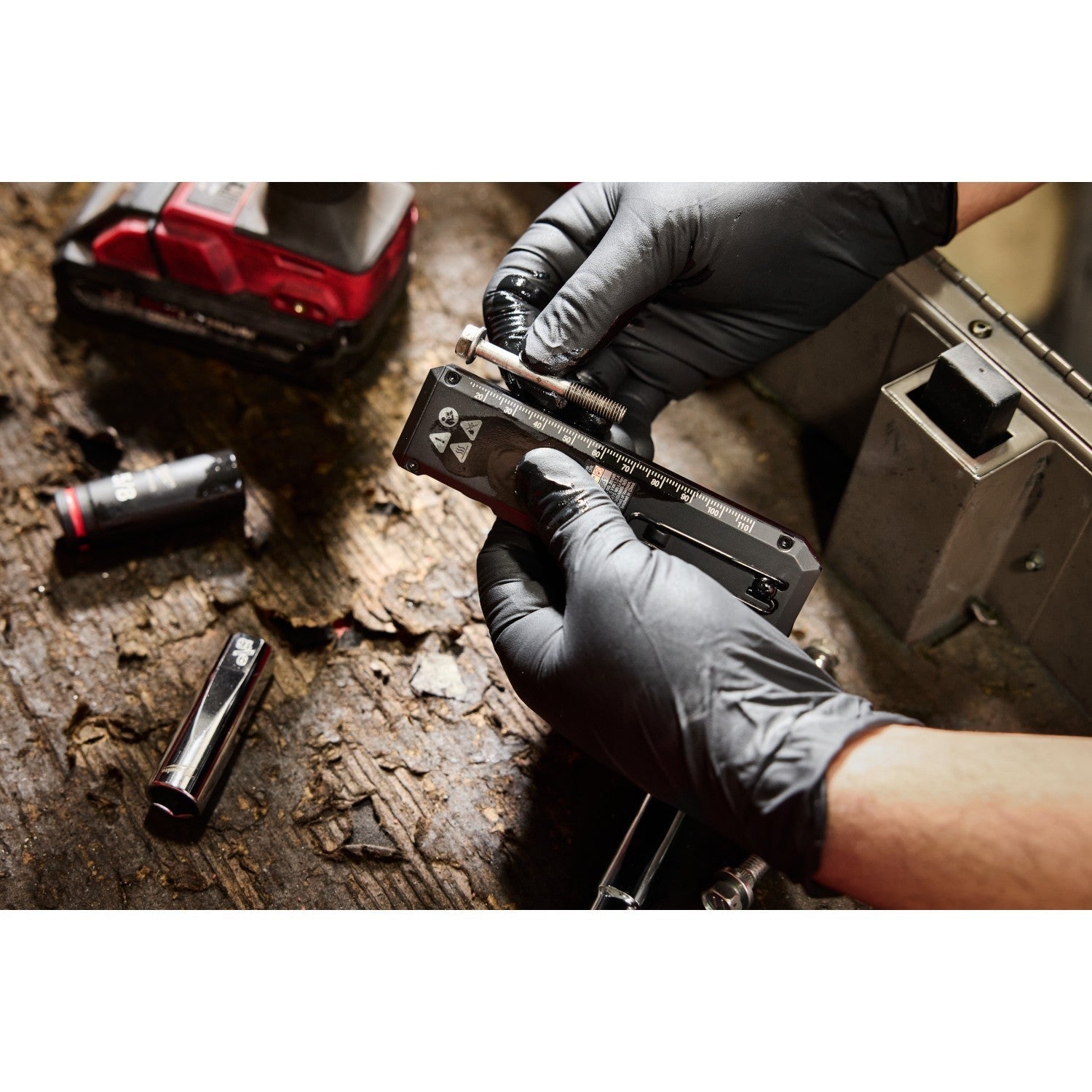 Milwaukee 2016R Milwaukee Rechargeable 1300-Lumen Flat Flashlight w/ Green Laser