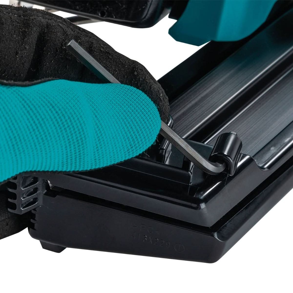 Makita XNB07Z 18V LXT Cordless 30-Degree Clipped Head 3-1/2-in. Framing Nailer w/ (2) 4.0Ah Battery and Charger