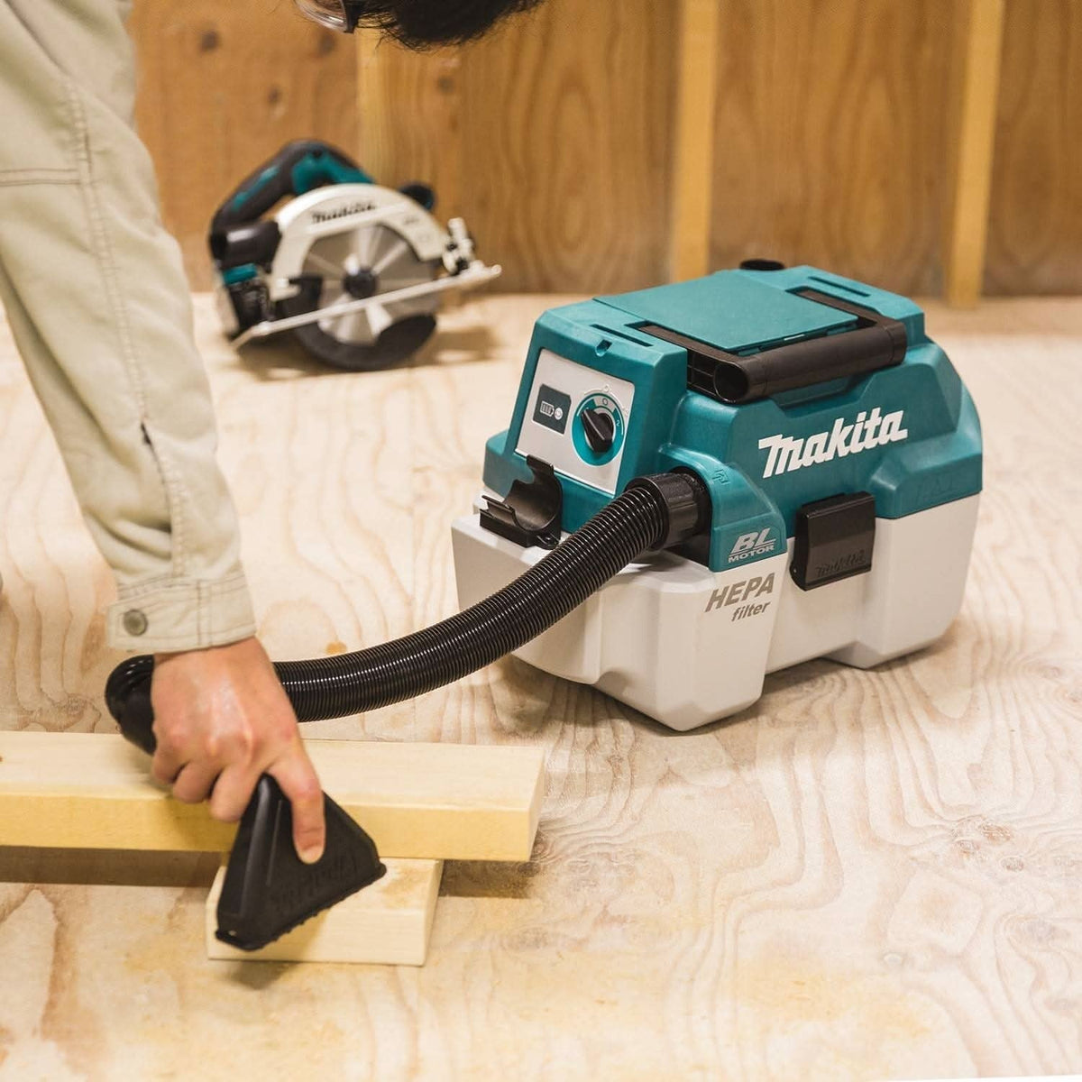 Makita XCV11Z 18V LXT Brushless 2-Gallon HEPA Wet / Dry Dust Extractor Vacuum 4.0Ah Kit