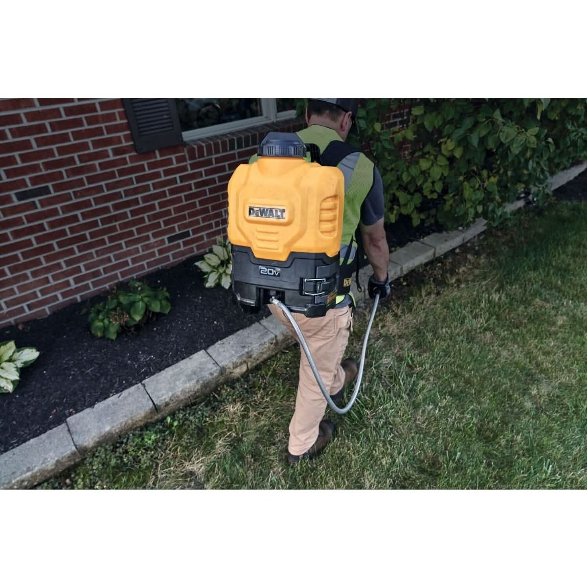 DeWalt DXSP190681B 20V MAX 4-Gallon Backpack Sprayer with 5.0Ah Battery