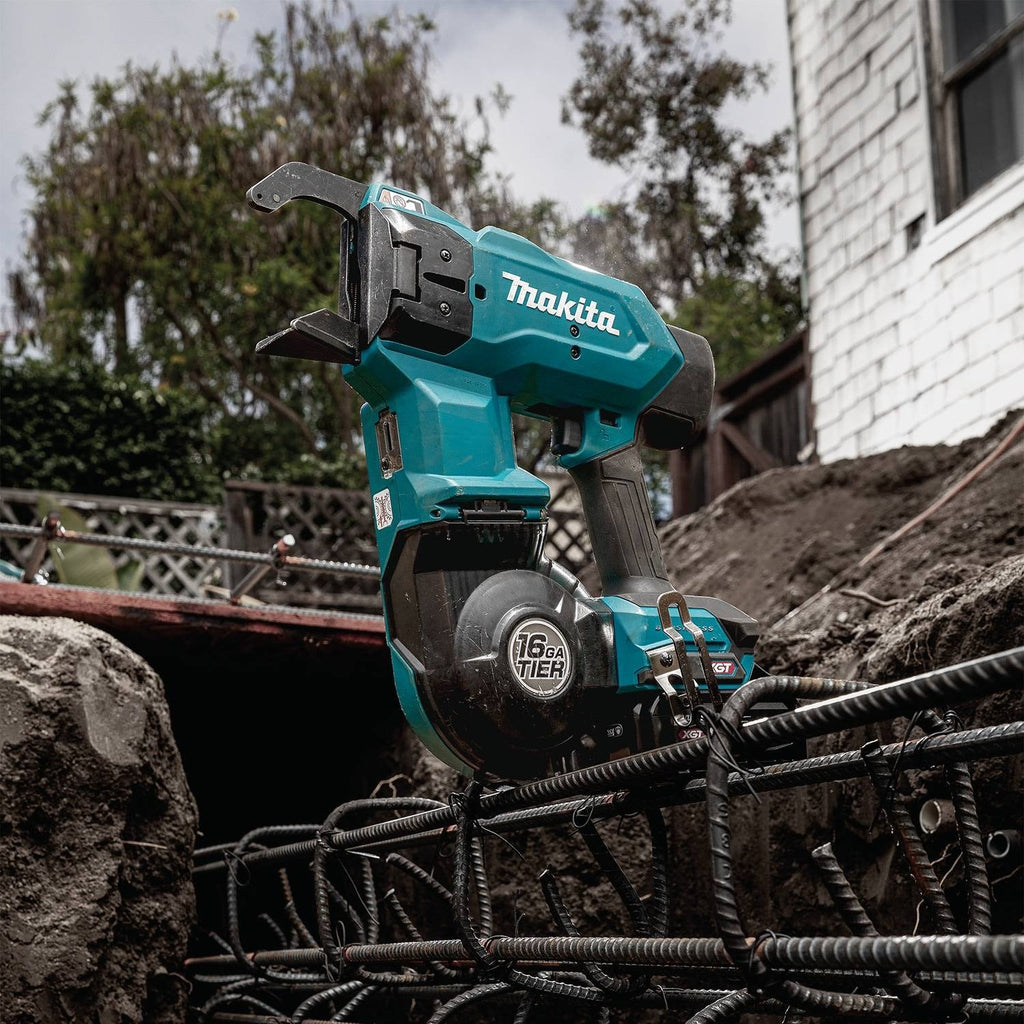 Makita GRT01D 40V max XGT Brushless 16-Gauge Rebar Tying Tool 2.5Ah MAKTRAK Starter Kit