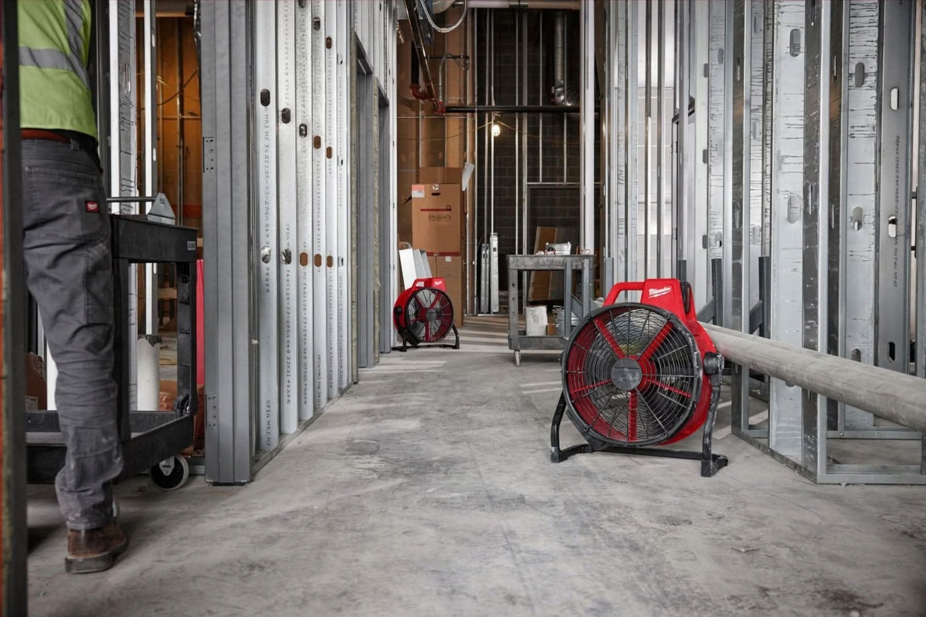 Milwaukee 0821-20 Cordless / Corded M18 Brushless 18-in. Fan With (2) HIGH OUTPUT XC 6.0Ah Batteries