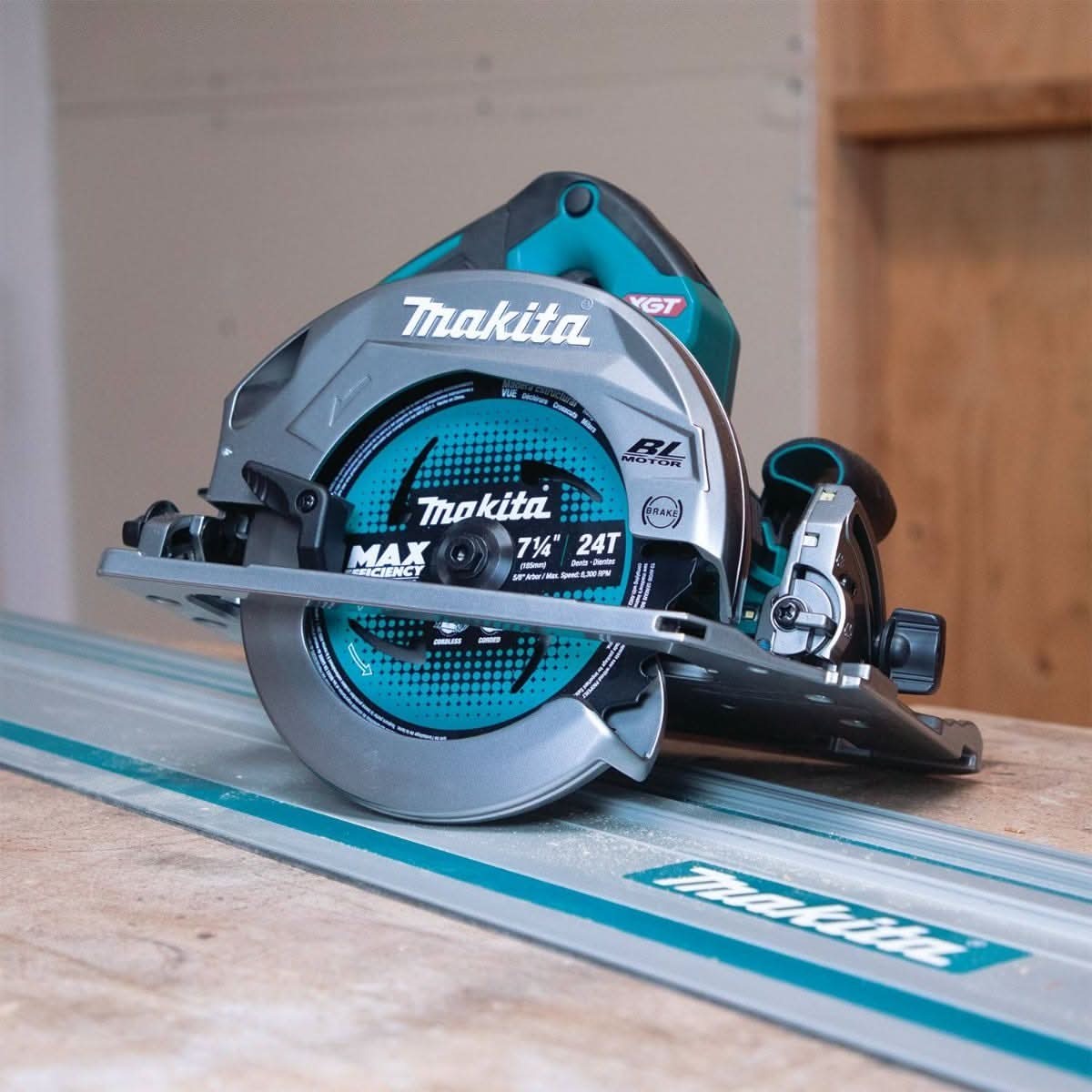 Makita GSH02M1 40V max XGT Brushless Cordless 7-1/4" Circular Saw Kit with Guide Rail Compatible Base, AWS Capable, 4.0Ah
