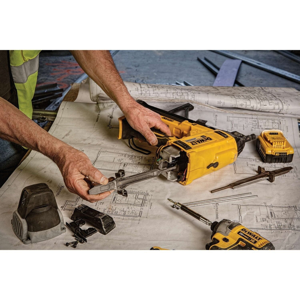 DeWALT 1-In. Magazine Cordless Concrete Nailer 5.0Ah Kit (DCN891P2)