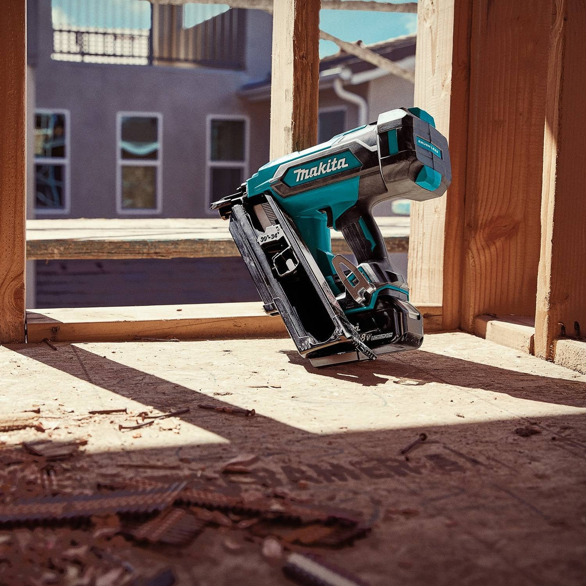 Makita XNB07M1 18V LXT Brushless 30-Degree Clipped Head 3-1/2-in. Framing Nailer 4.0Ah Kit