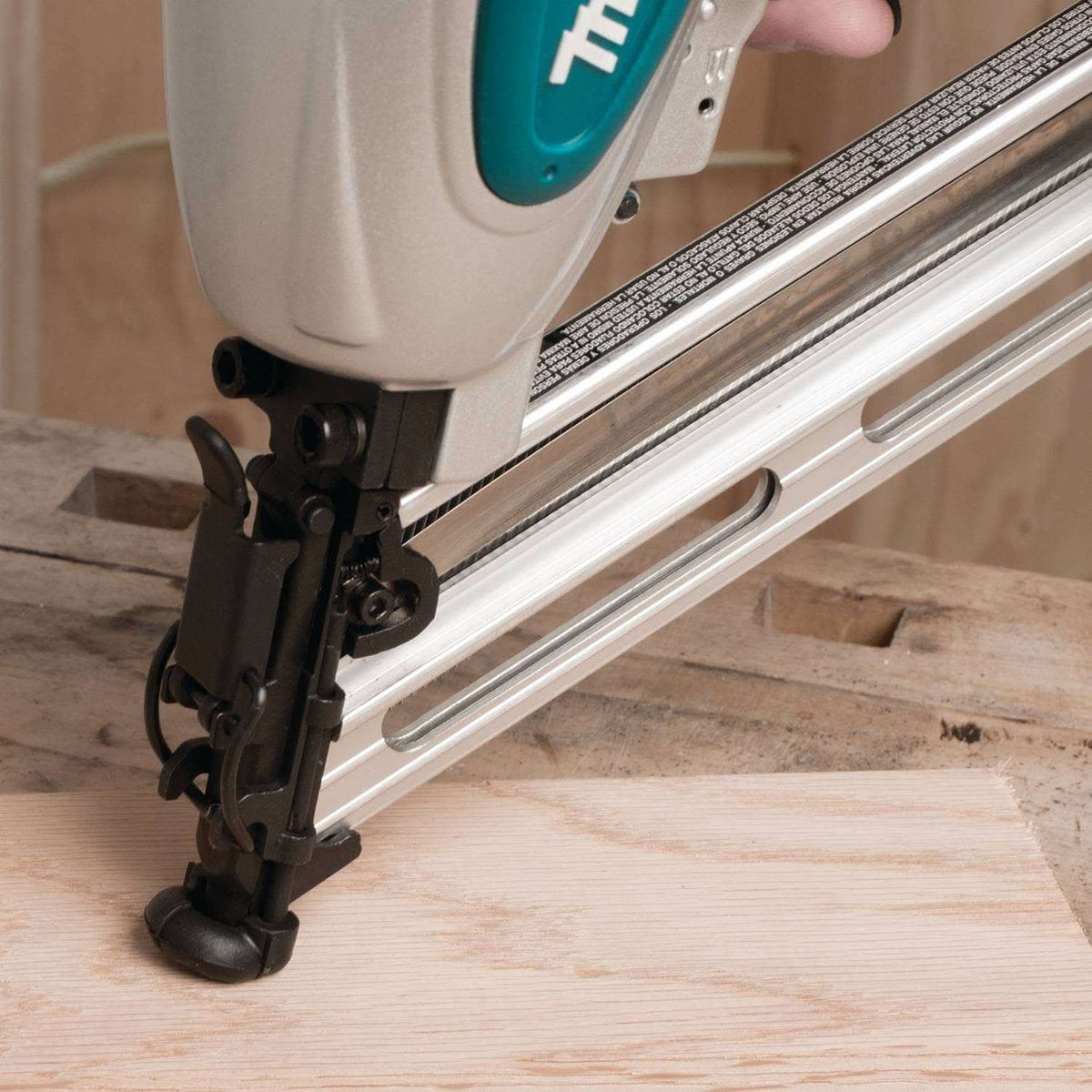 Makita AF635 15 Gauge, 2-1/2" 34-Degree Angled Finish Nailer
