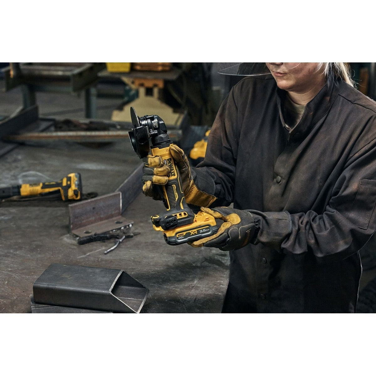 DeWALT DCG400S2 ATOMIC 20V MAX 4-in. Angle Grinder 3.5Ah XR POWERSTACK Kit