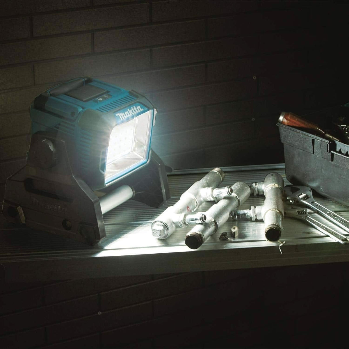 Makita DML811 18V LXT Lithium-Ion Cordless/Corded Work Light, Light Only