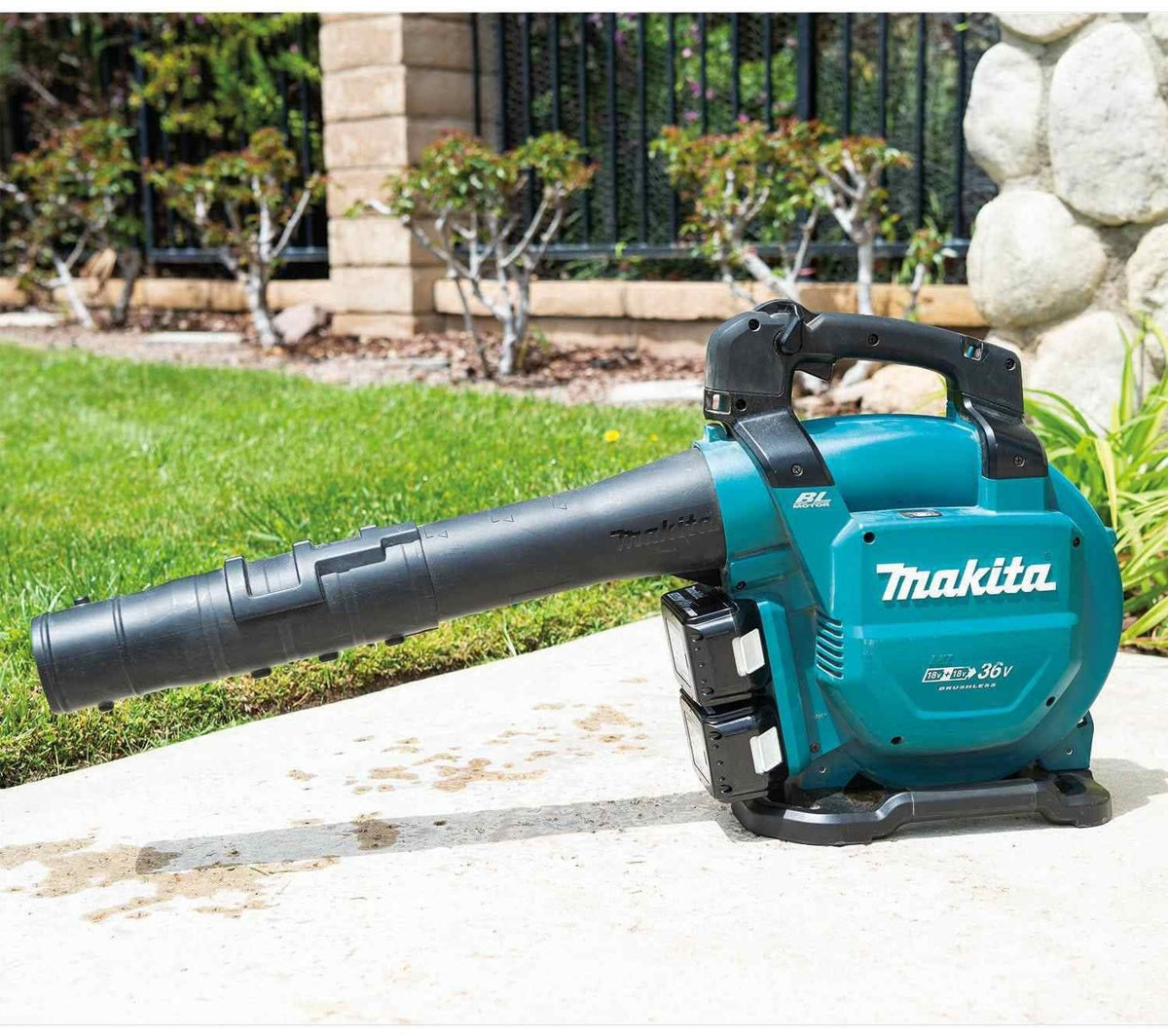 Makita XBU04PTV 36V (18V X2) LXT Brushless Blower Kit with Vacuum Attachment Kit (5.0Ah)