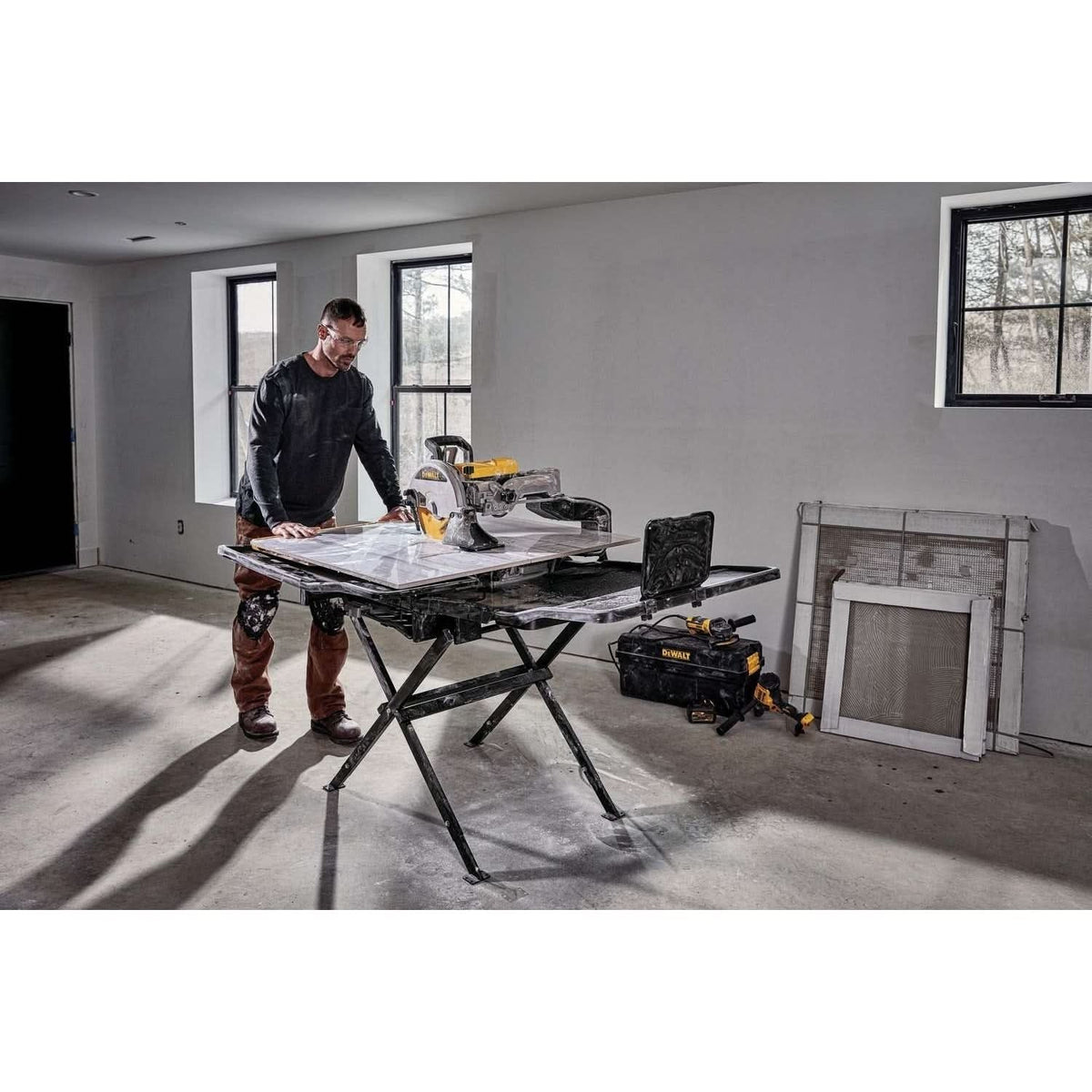 DeWalt D36000S Corded High Capacity 10-Inch Wet Tile Saw and Stand Combo