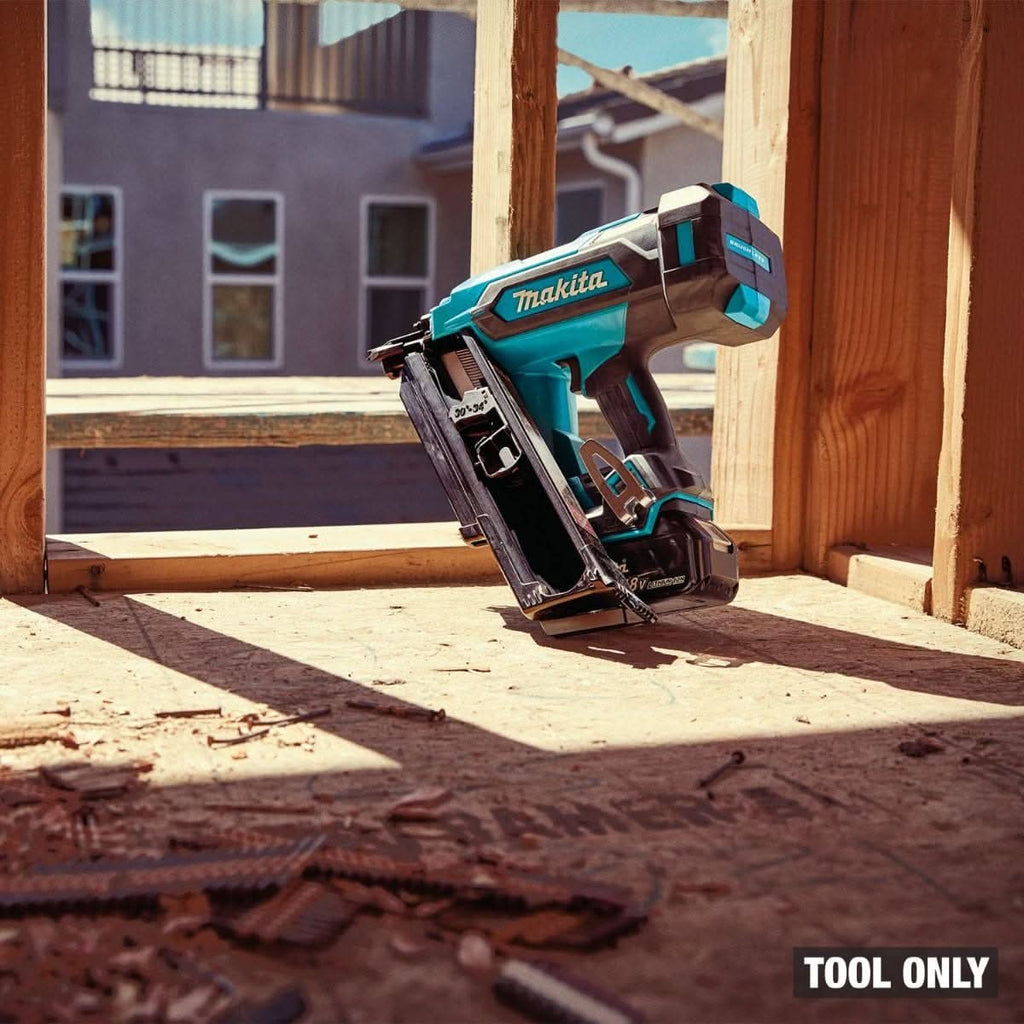 Makita XNB07Z 18V LXT Cordless 30-Degree Clipped Head 3-1/2-in. Framing Nailer w/ (2) 4.0Ah Battery and Charger