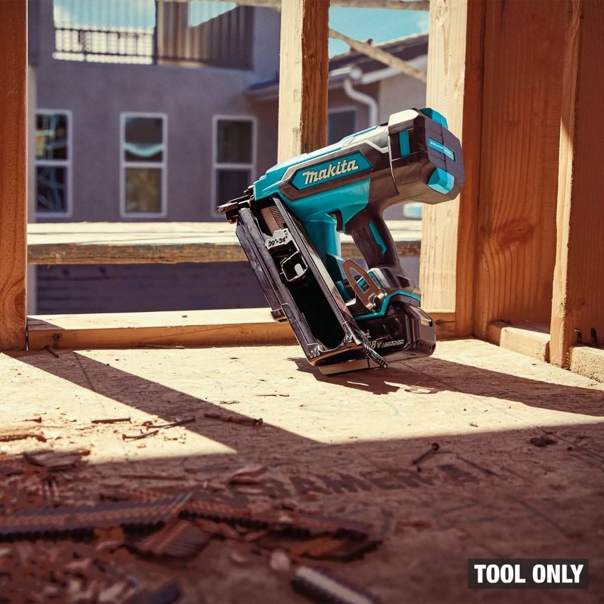 Makita XNB07Z 18V LXT Cordless 30-Degree Clipped Head 3-1/2-in. Framing Nailer w/ (2) 4.0Ah Battery and Charger