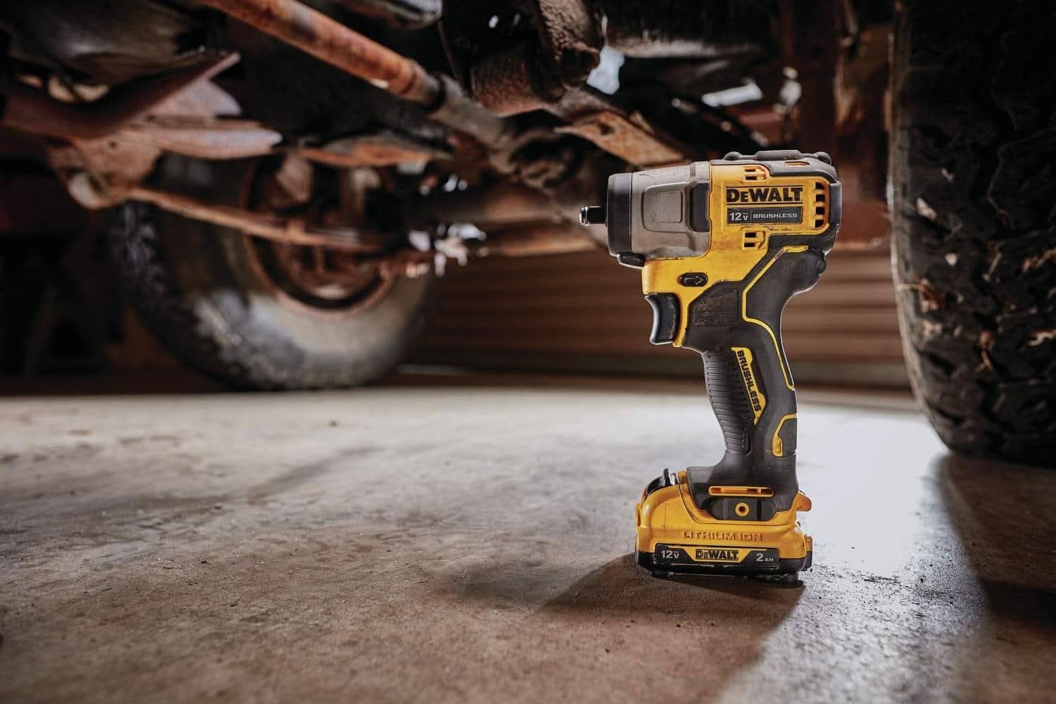 DeWALT DCF902F2 XTREME 12V MAX Brushless 3/8-inch Cordless Impact Wrench 2.0Ah Kit