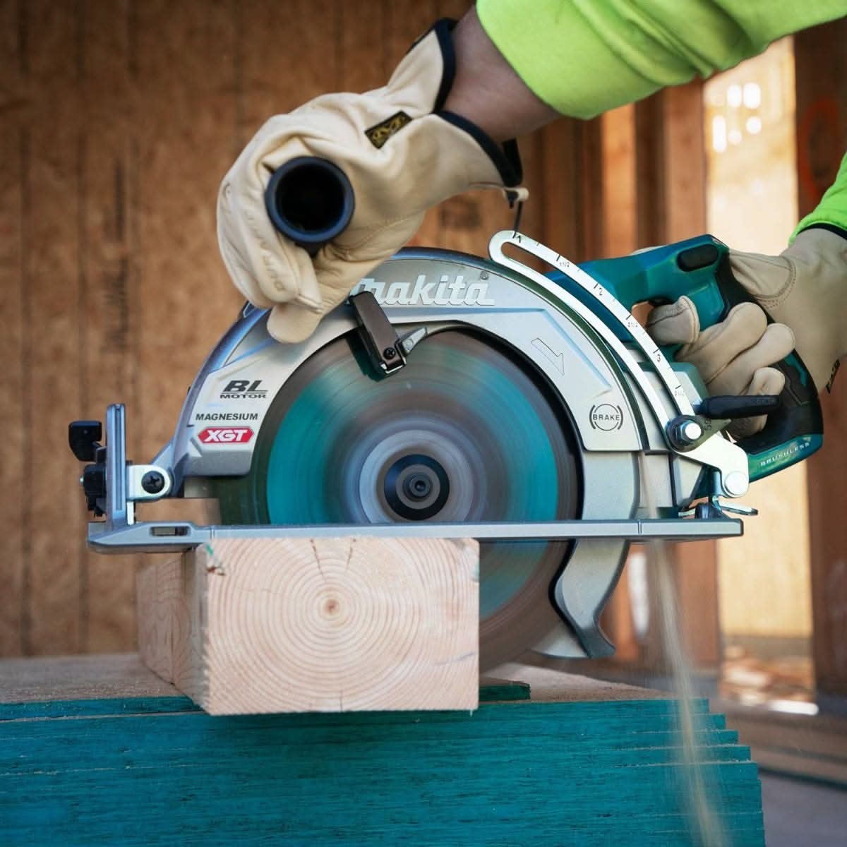 Makita 40V max XGT Brushless Rear Handle 10-1/4" AWS Circular Saw 4.0Ah Kit w/ 2-Batteries