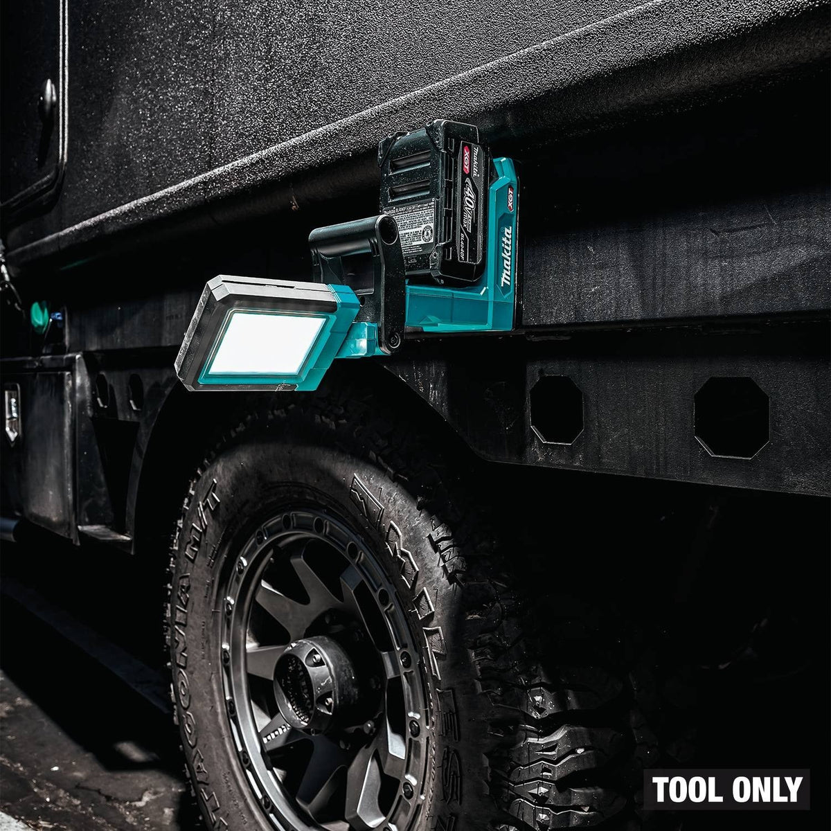 Makita ML013G 40V max XGT LED Magnetic 1200-Lumen Work Light, Light Only