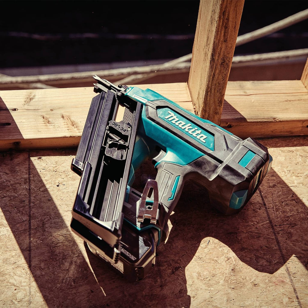 Makita XNB07M1 18V LXT Brushless 30-Degree Clipped Head 3-1/2-in. Framing Nailer 4.0Ah Kit