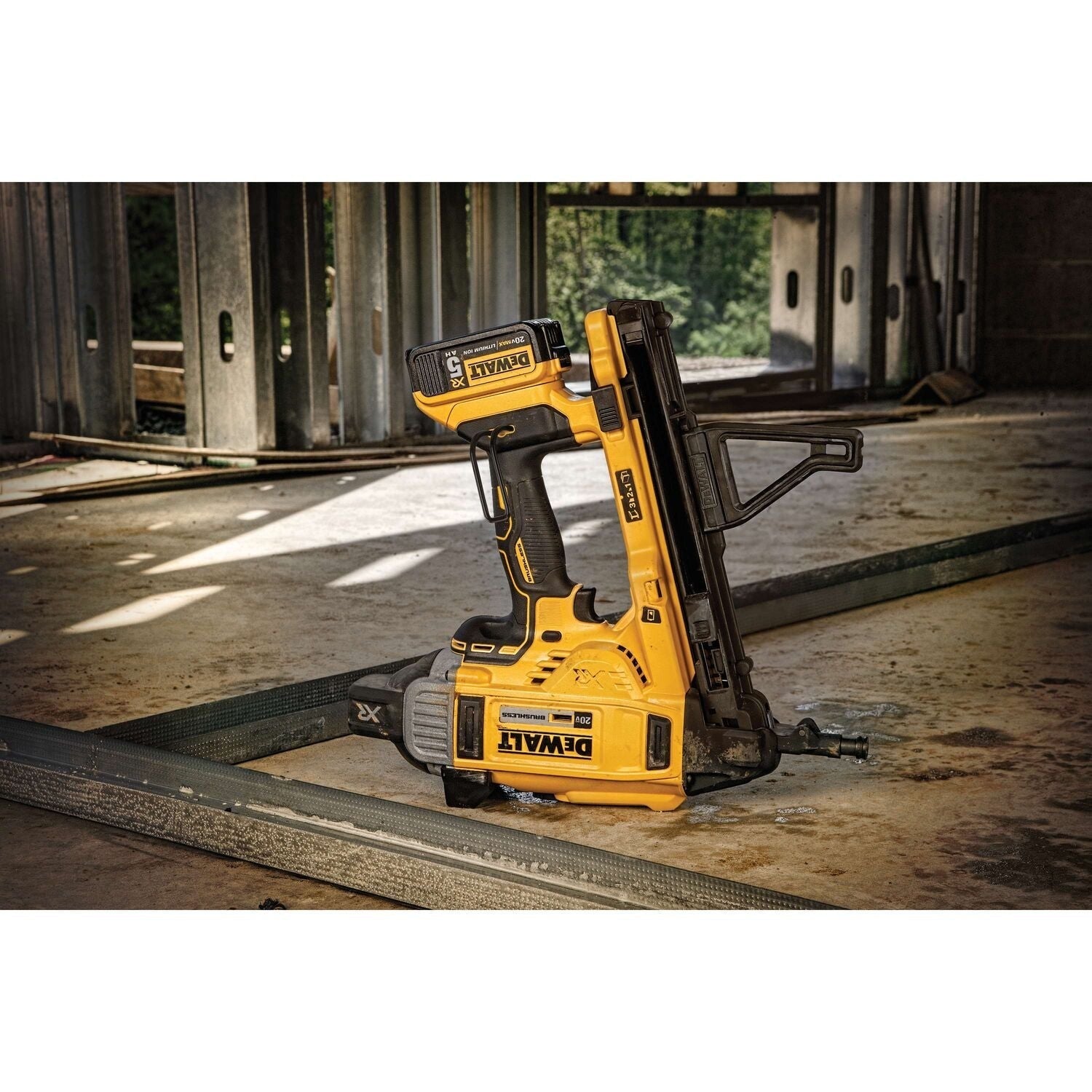 DeWALT 1-In. Magazine Cordless Concrete Nailer 5.0Ah Kit (DCN891P2)