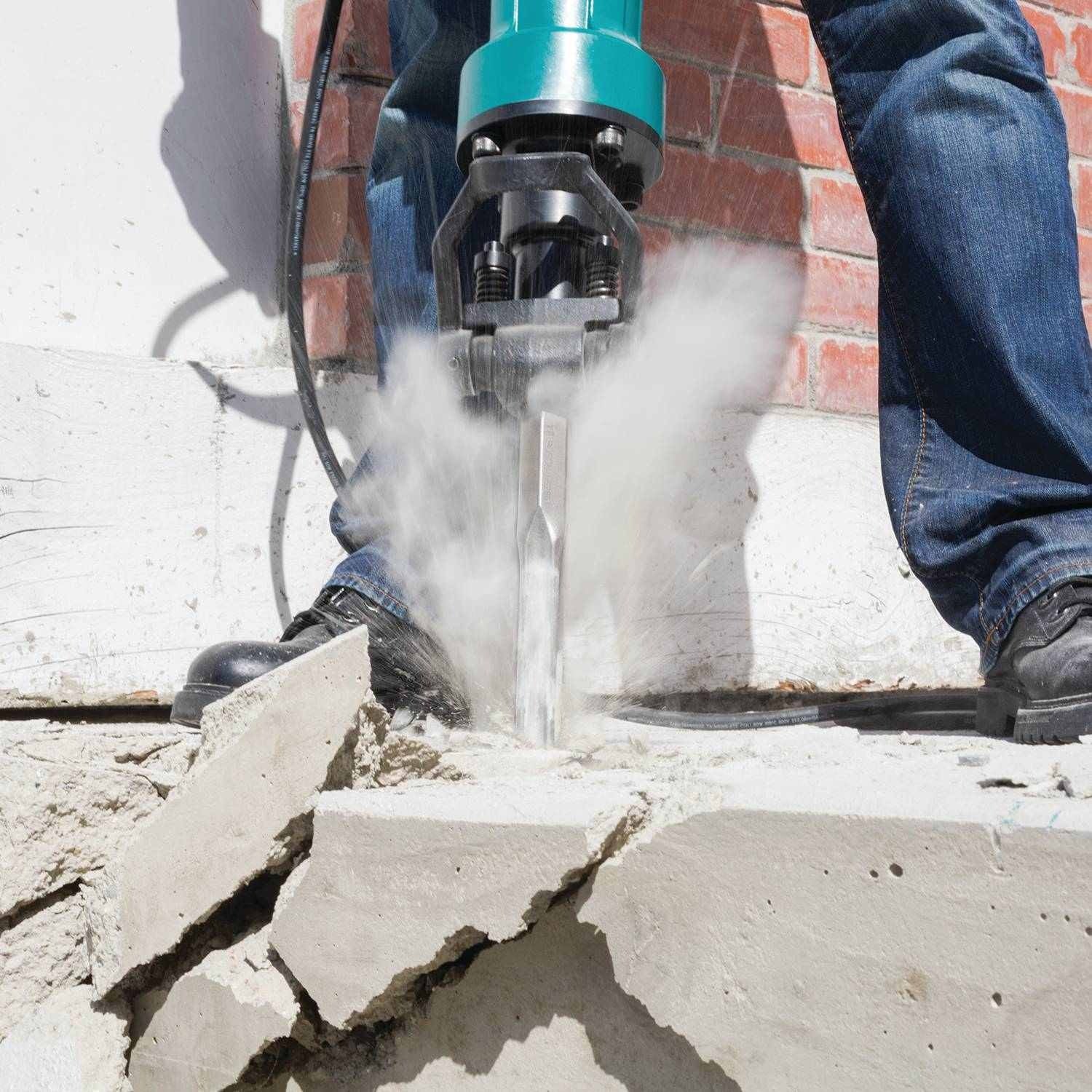 Makita HM1812 70 lb. Advanced AVT Breaker Hammer, accepts 1-1/8" Hex bits