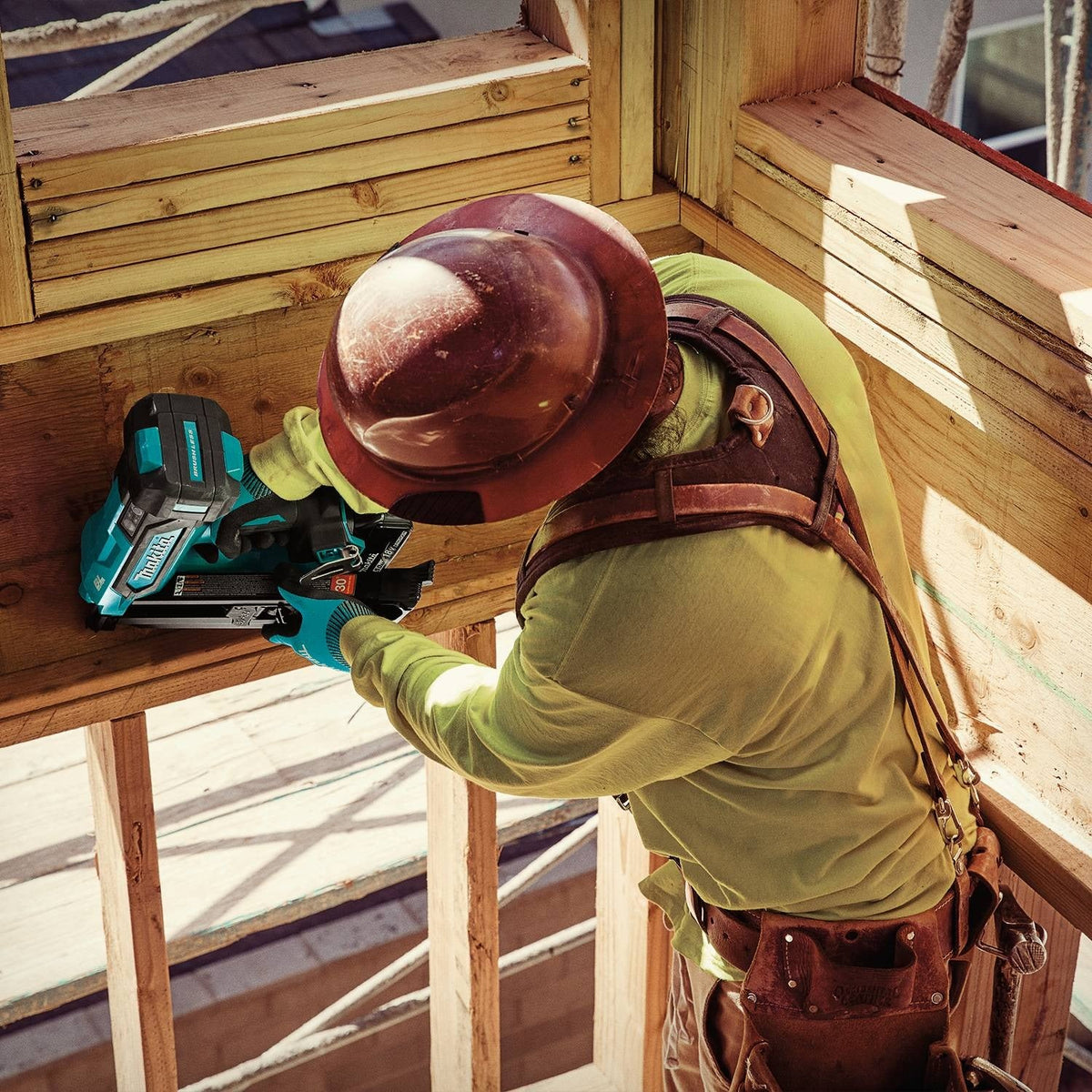 Makita XNB07M1 18V LXT Brushless 30-Degree Clipped Head 3-1/2-in. Framing Nailer 4.0Ah Kit