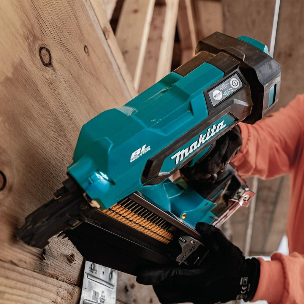 Makita XNB03M1 18V LXT Brushless 21-Degree Full Round Head 3-1/2-in. Framing Nailer 4.0Ah Kit