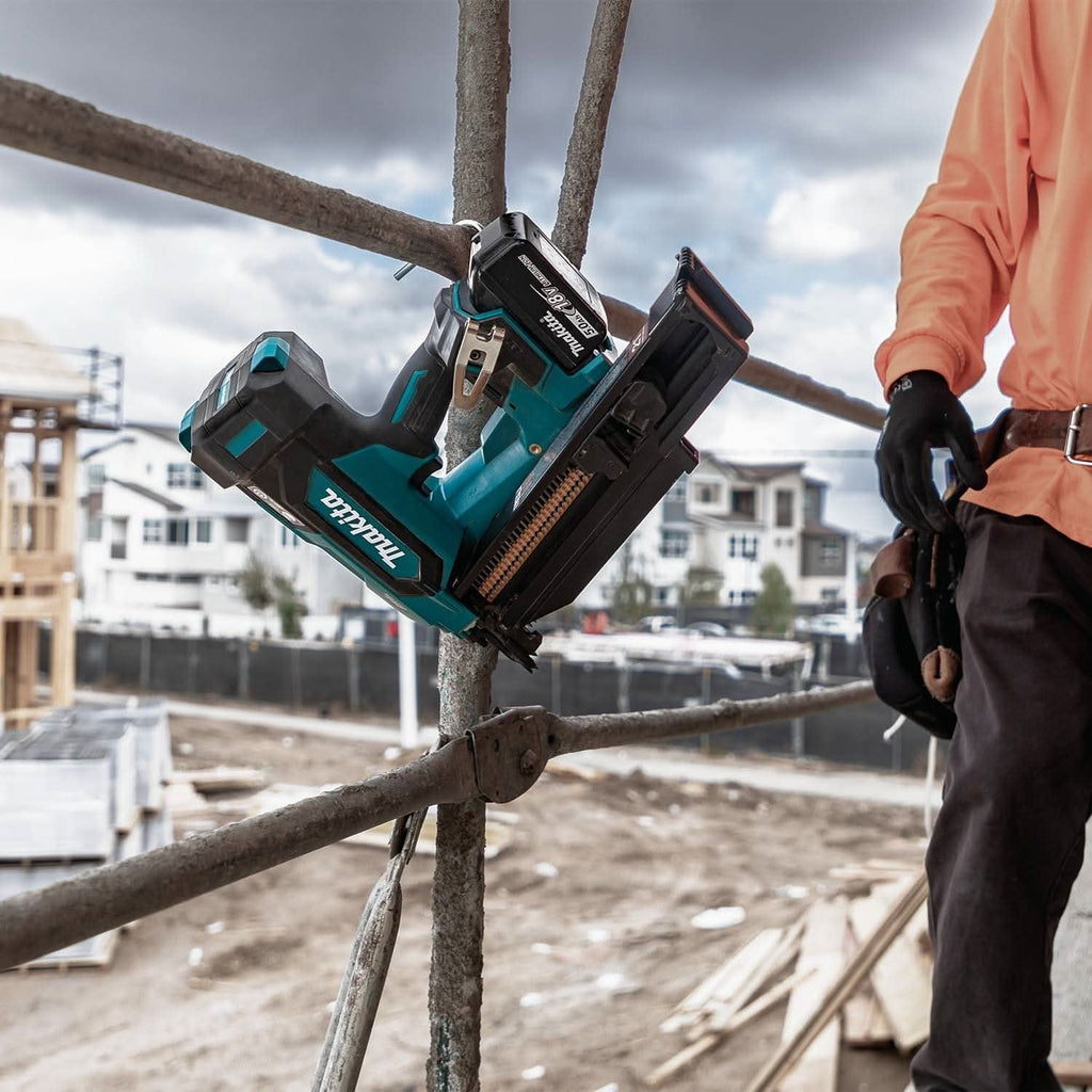 Makita XNB03M1 18V LXT Brushless 21-Degree Full Round Head 3-1/2-in. Framing Nailer 4.0Ah Kit