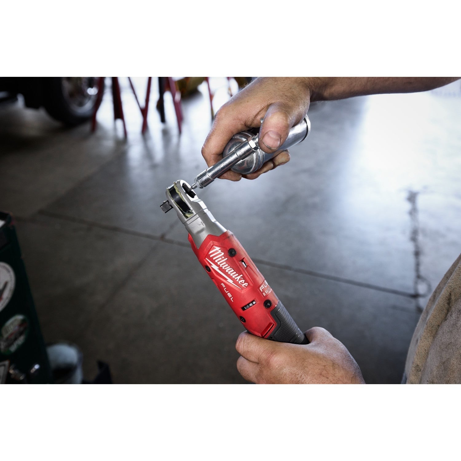 Milwaukee 3053-21 M12 FUEL Brushless 3/8-in. Ratchet 2.5Ah Kit