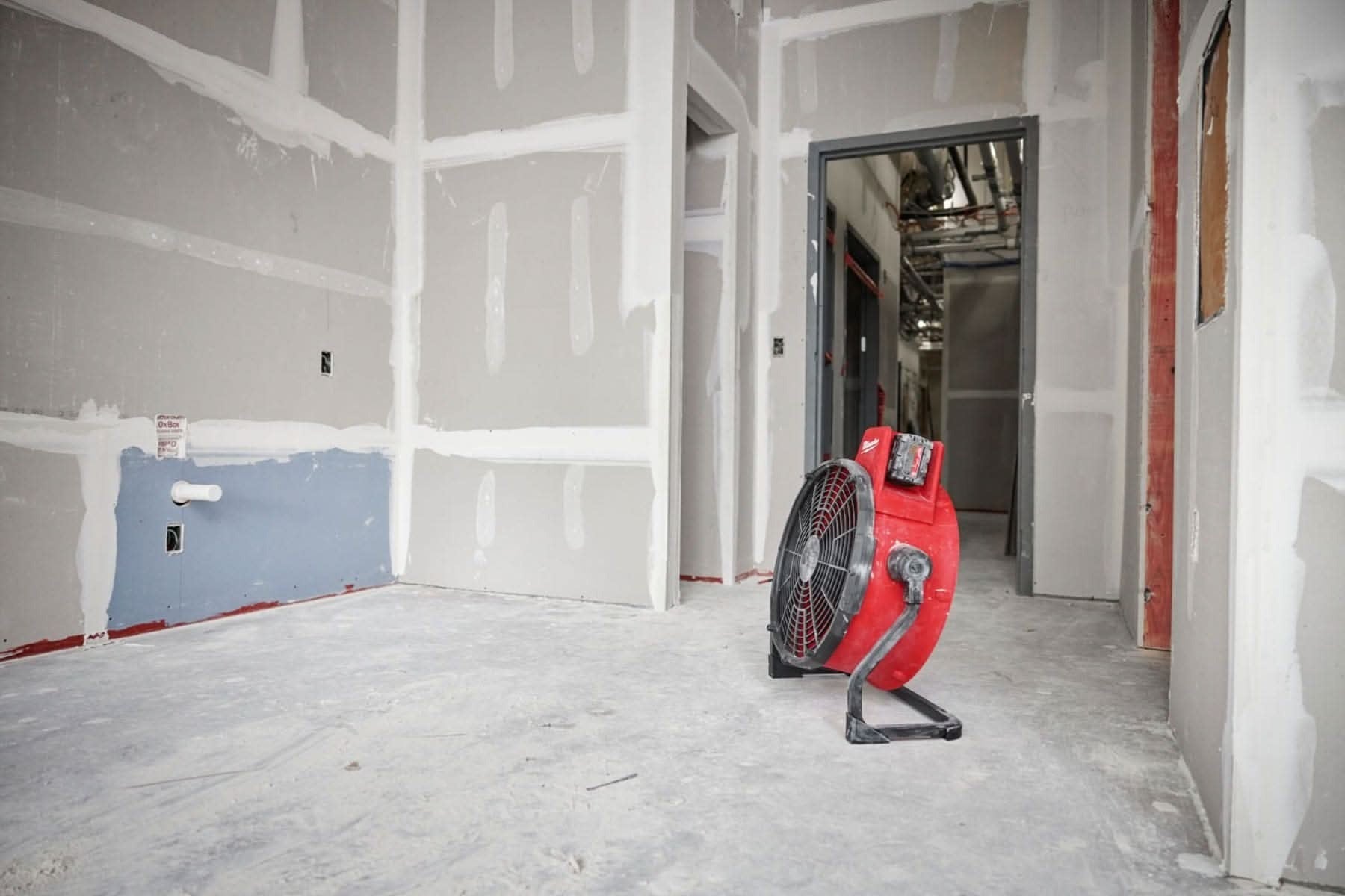 Milwaukee 0821-20 Cordless / Corded M18 Brushless 18-in. Fan With (2) HIGH OUTPUT XC 6.0Ah Batteries