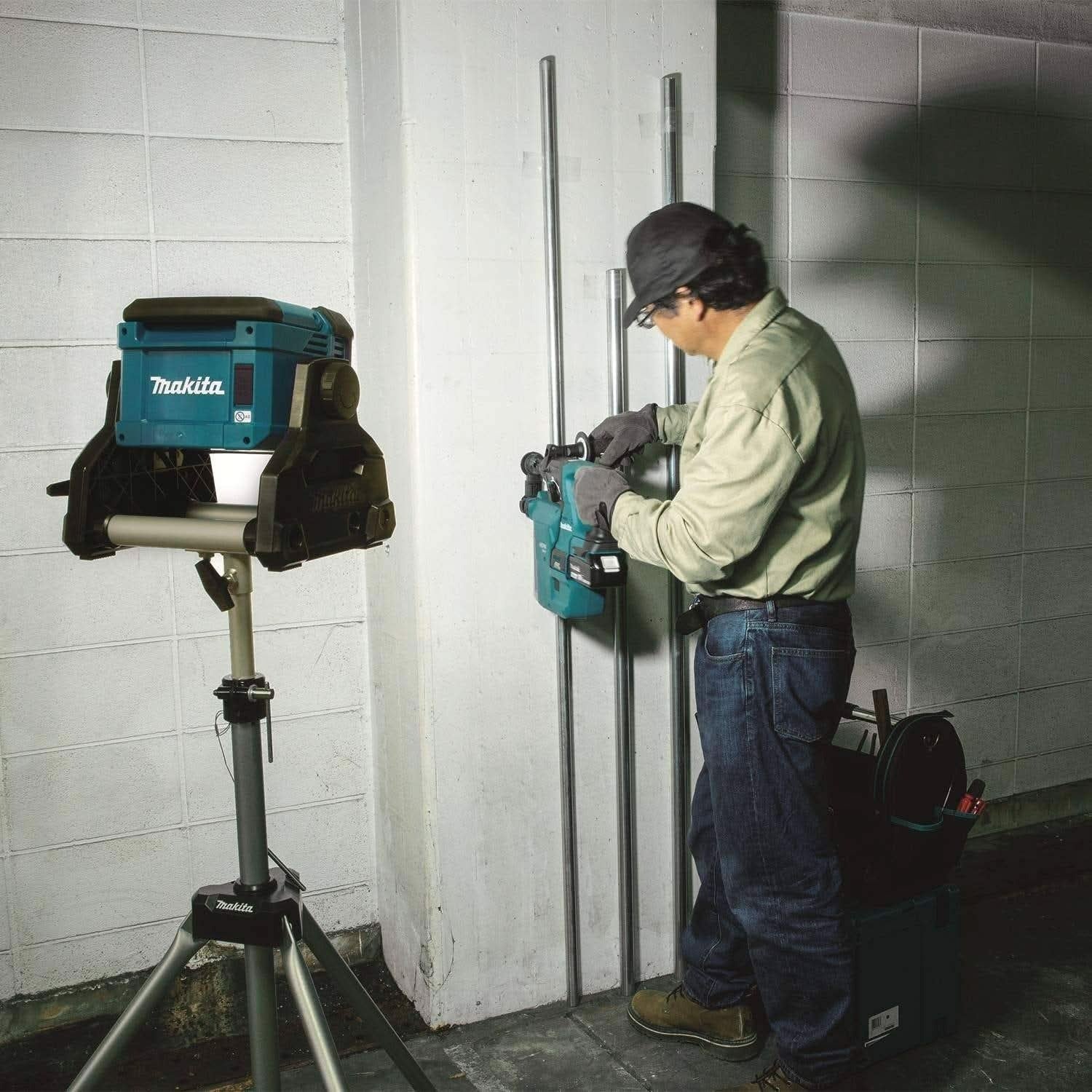 Makita DML811 18V LXT Lithium-Ion Cordless/Corded Work Light, Light Only
